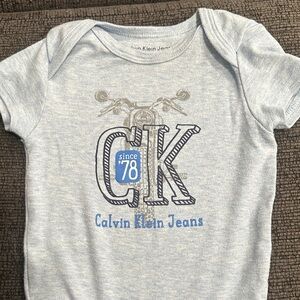Calvin Klein Jeans Infant Bodysuit in Light Gray